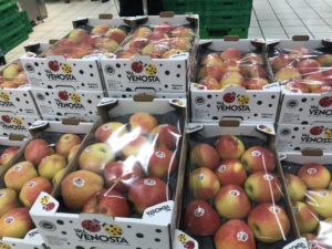 イタリアのスーパーでの りんごの箱売り