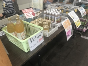 長野電鉄 の須坂駅 改札口にて りんごジュース